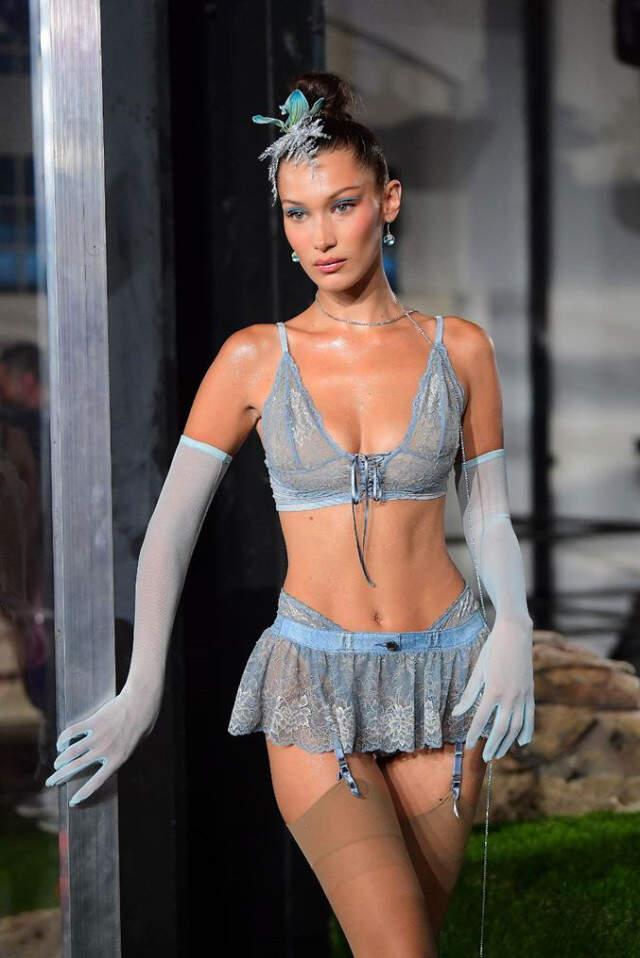 Ünlü Şarkıcı Rihanna, İç Çamaşır Defilesiyle Göz Kamaştırdı