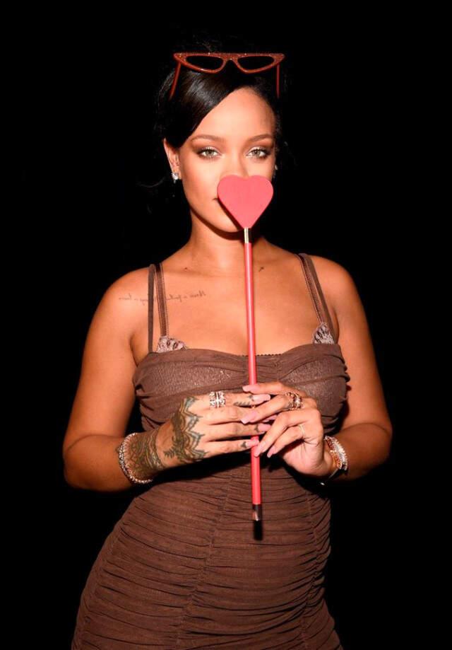 Ünlü Şarkıcı Rihanna, İç Çamaşır Defilesiyle Göz Kamaştırdı