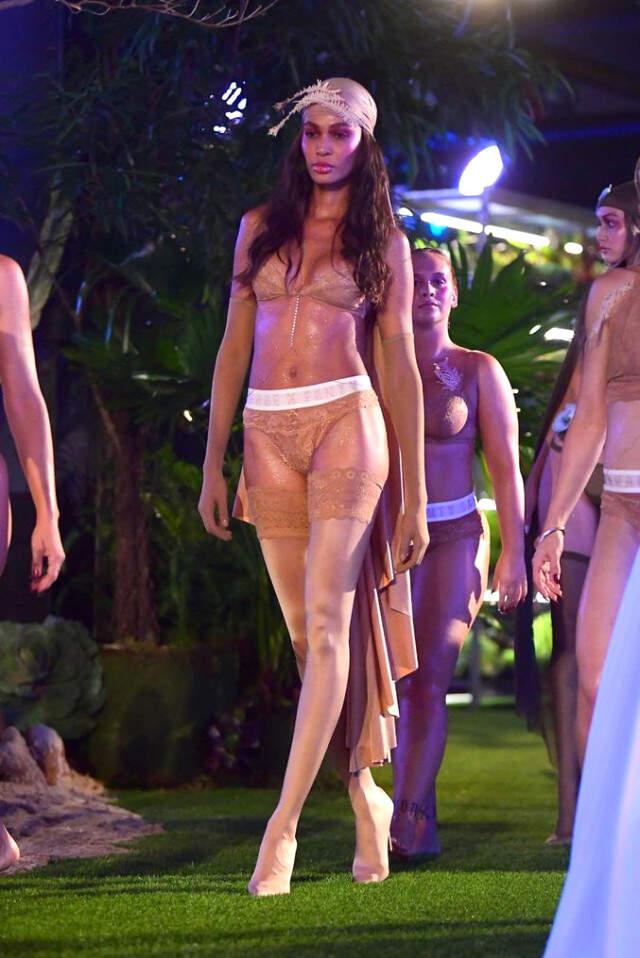 Ünlü Şarkıcı Rihanna, İç Çamaşır Defilesiyle Göz Kamaştırdı