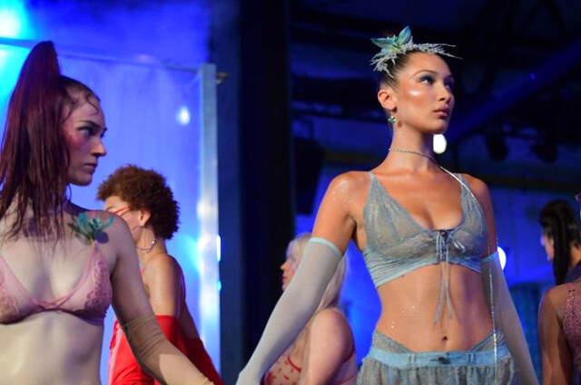 Ünlü Şarkıcı Rihanna, İç Çamaşır Defilesiyle Göz Kamaştırdı