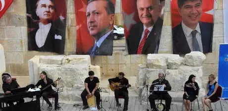 Antik Tiyatroda Türkü Şöleni Yaşandı