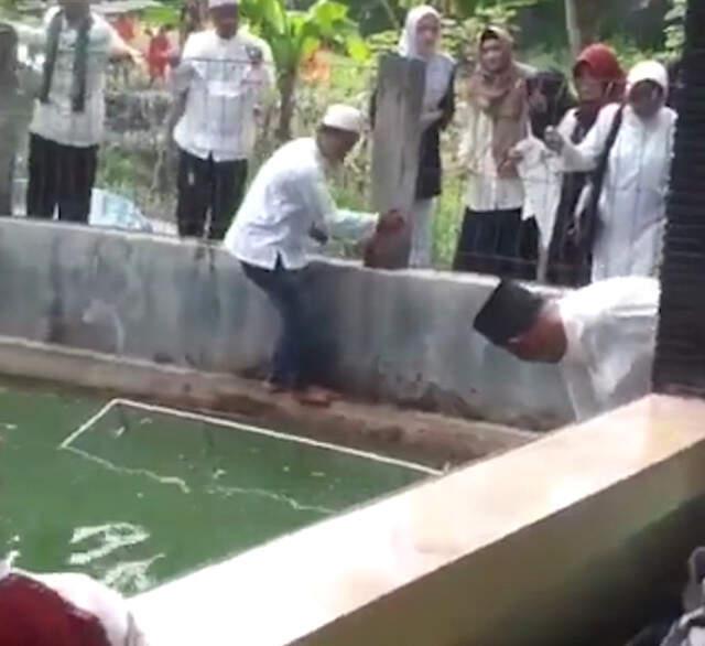 Dengeleri Bozulunca Taşıdıkları Cenazeyi Havuza Düşürdüler, O Anlar Kamerayla Kaydedildi