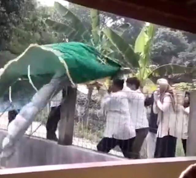 Dengeleri Bozulunca Taşıdıkları Cenazeyi Havuza Düşürdüler, O Anlar Kamerayla Kaydedildi
