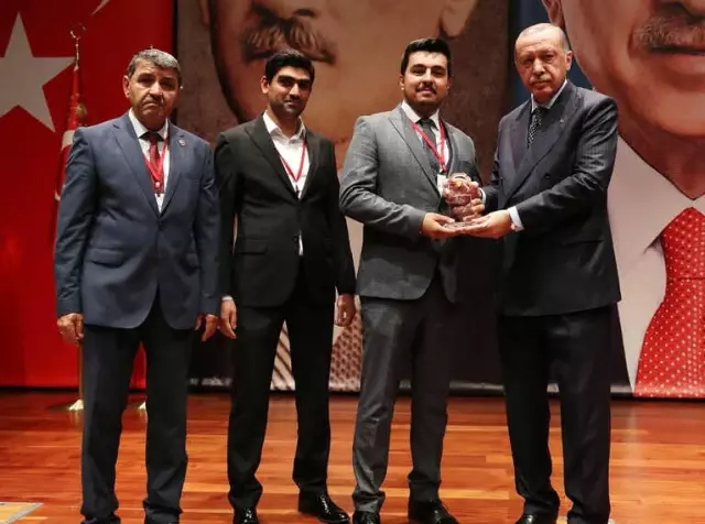 Ödül Plaketini Recep Tayyip Erdoğan'ın Elinden Aldı
