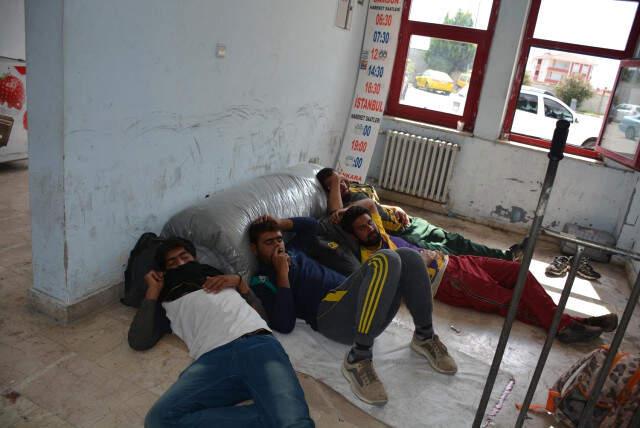 Sinop İstanbul Diye Sinop'a Bırakılan Kaçaklar, Otogarda Bekliyor