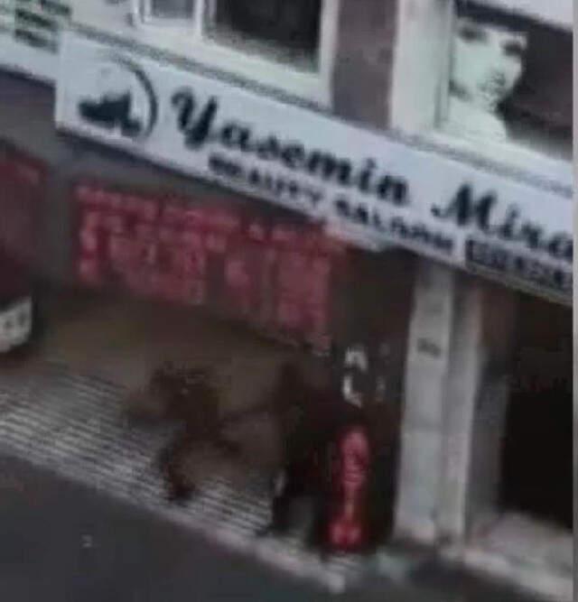 Son Dakika! Silahlı Soyguncular Güpegündüz Döviz Bürosunu Soydu! Soygun Anı Kamerada