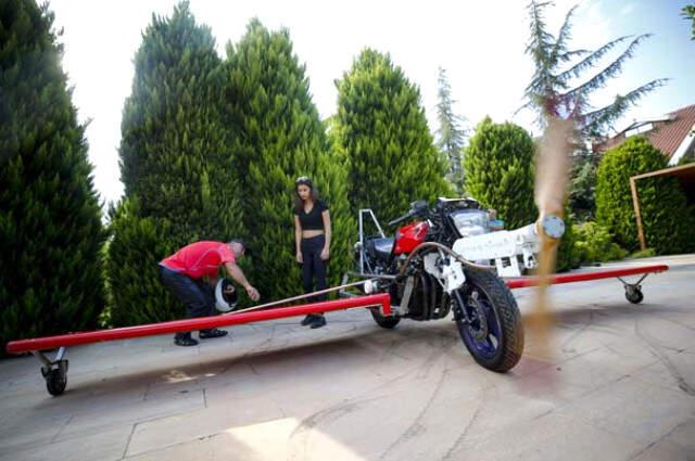 Antalya'da Yaşayan Adam 'Uçan Motosiklet' Yapmak Hayaliyle Motoruna Kanat ve Pervane Taktı