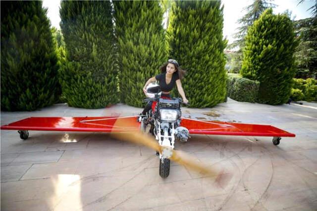 Antalya'da Yaşayan Adam 'Uçan Motosiklet' Yapmak Hayaliyle Motoruna Kanat ve Pervane Taktı
