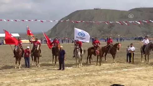 Atlar Cirit Müsabakaları İçin Şahlandı Atlar Cirit Müsabakaları İçin Şahlandı