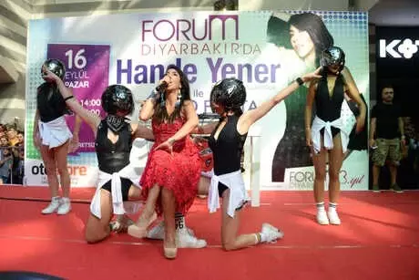 Diyarbakır'da Hande Yener'e Yoğun İlgi