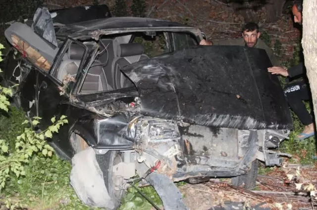 Erzincan'da Otomobil Şarampole Devrildi: 4 Yaralı