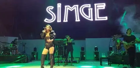 İsfanbul Açıkhava'da Simge Rüzgârı Esti İsfanbul Açıkhava'da Simge Rüzgârı Esti