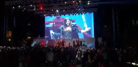 İsfanbul Açıkhava'da Simge Rüzgârı Esti İsfanbul Açıkhava'da Simge Rüzgârı Esti
