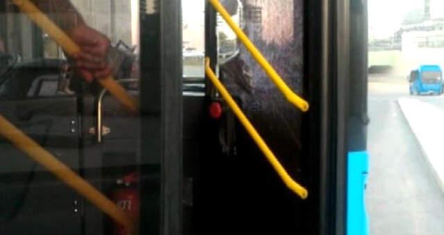 İstanbul'da Akbil Kartı Geri Gelmeyen Adam Otobüsün Camlarını Kırdı