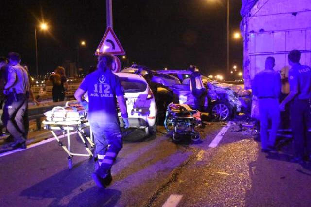İzmir'de, Aynı Yerde Peş Peşe Kaza; 1 Ölü, 4 Yaralı