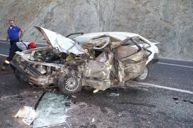 Otomobil Bu Hale Geldi: 1 Ölü, 1 Yaralı