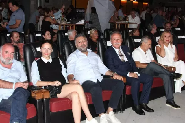 Türk Filmleri Haftasına Ünlüler Akın Etti... Gala'da Ünlüler Ödüllerine Kavuştu
