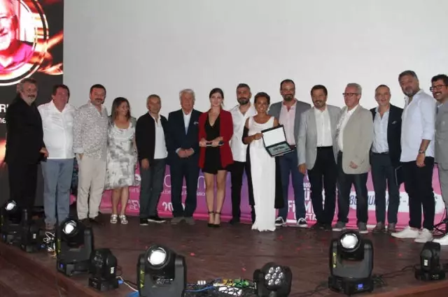 Türk Filmleri Haftasına Ünlüler Akın Etti... Gala'da Ünlüler Ödüllerine Kavuştu