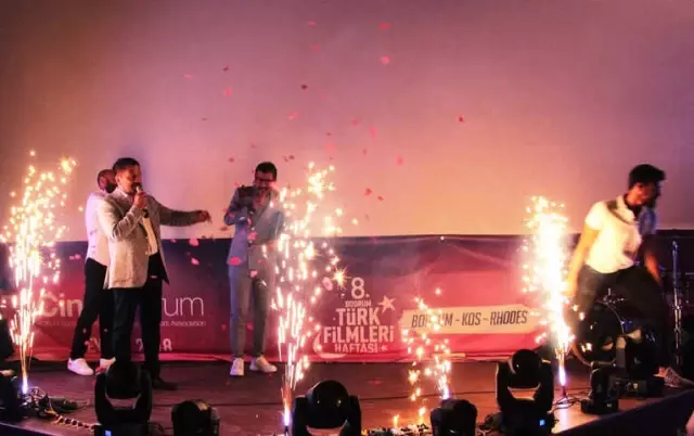 Türk Filmleri Haftasına Ünlüler Akın Etti... Gala'da Ünlüler Ödüllerine Kavuştu