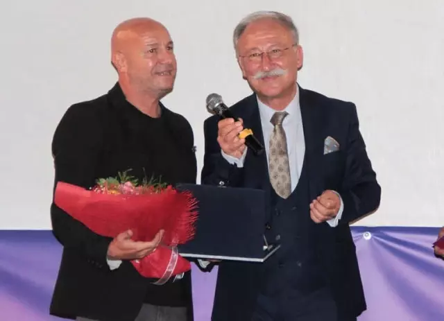 Türk Filmleri Haftasına Ünlüler Akın Etti... Gala'da Ünlüler Ödüllerine Kavuştu