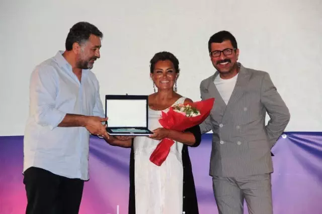 Türk Filmleri Haftasına Ünlüler Akın Etti... Gala'da Ünlüler Ödüllerine Kavuştu