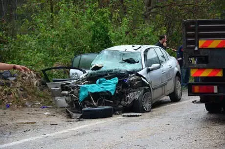Beton Pompa Aracına Çarpan Otomobilin Sürücüsü Öldü