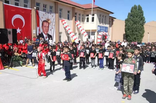 Erzurum'da 178 Bin 860 Öğrenci Ders Başı Yaptı Erzurum'da 178 Bin 860 Öğrenci Ders Başı Yaptı