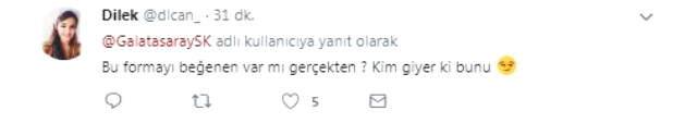 Galatasaraylı Taraftarlar, Yeni Formayı Topa Tuttu: Üzerine Yumurta Kırılmış Gibi