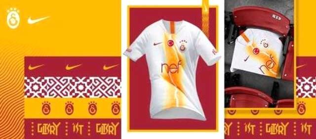 Galatasaraylı Taraftarlar, Yeni Formayı Topa Tuttu: Üzerine Yumurta Kırılmış Gibi