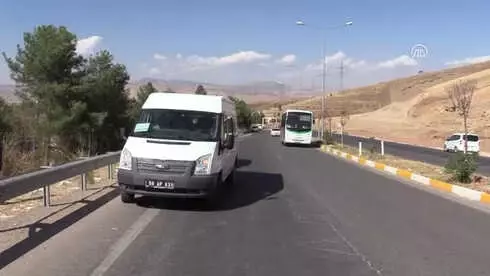 Kontrolden Çıkan Otomobil Okulun Bahçesine Girdi: 4 Yaralı Kontrolden Çıkan Otomobil Okulun Bahçesine Girdi: 4 Yaralı