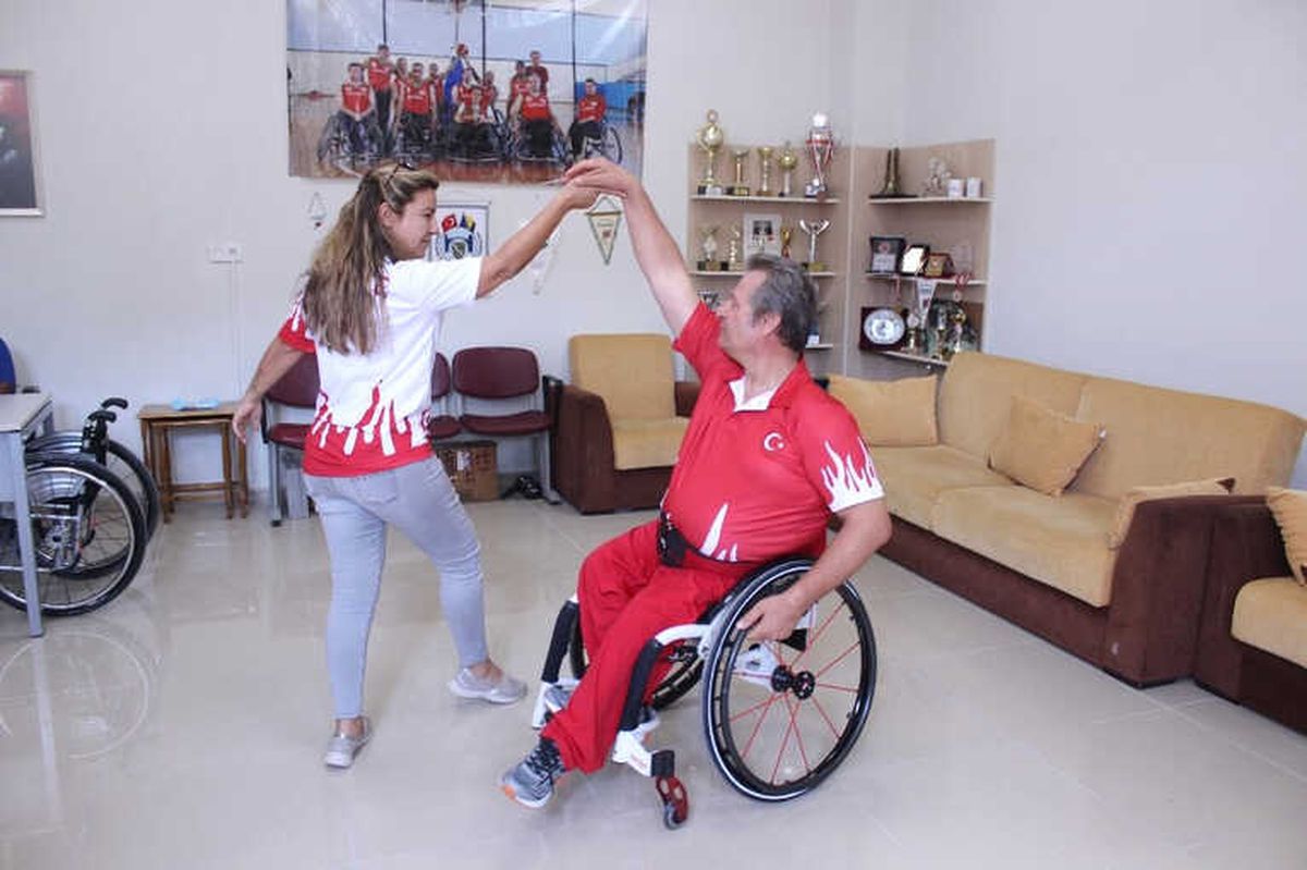 Tekerlekli Sandalyede Harmandalı İzleyenleri Şaşırttı