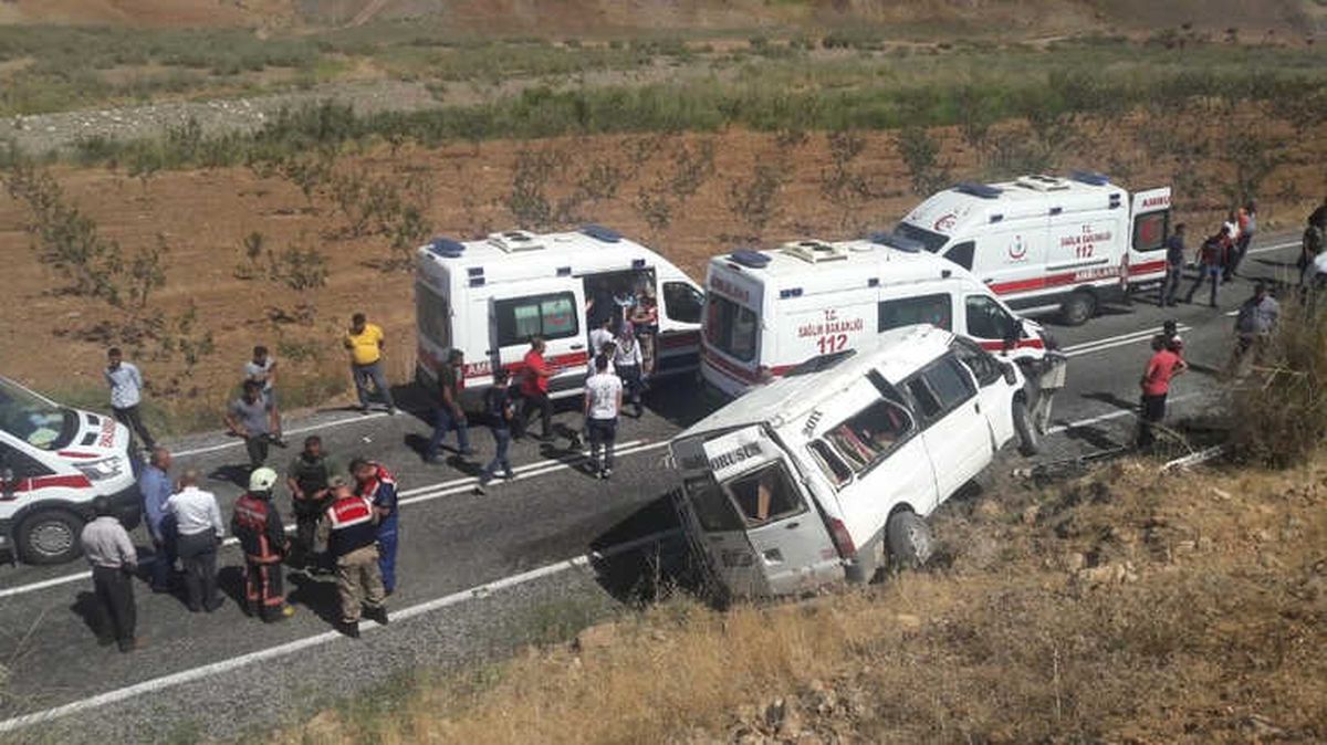 Siirt'te Yolcu Minibüsü Devrildi: 10 Yaralı
