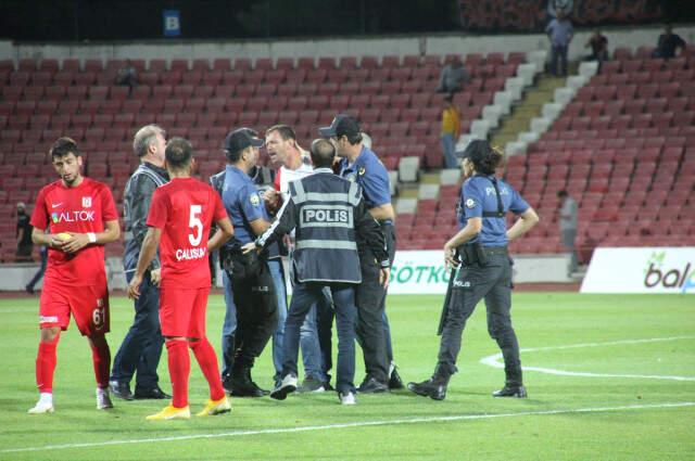 Son Dakika! Balıkesirspor-Ümraniyespor Maçında Sahaya Giren Taraftar, Hakeme Yumruk Attı