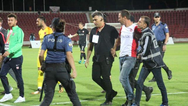 Son Dakika! Balıkesirspor-Ümraniyespor Maçında Sahaya Giren Taraftar, Hakeme Yumruk Attı