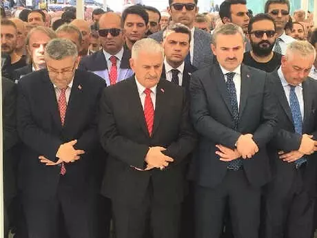 TBMM Başkanı Yıldırım, Dayısının Eşinin Cenaze Törenine Katıldı TBMM Başkanı Yıldırım, Dayısının Eşinin Cenaze Törenine Katıldı