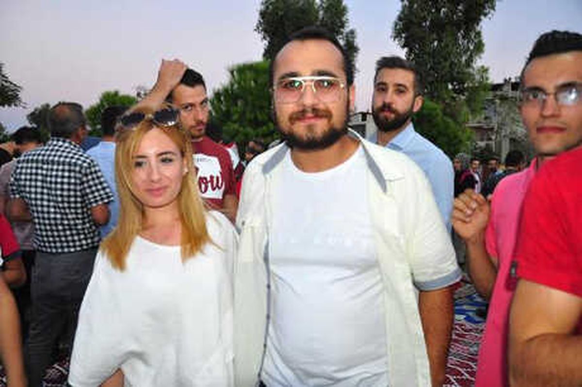 01 Adana' Dizi Oyuncuları İzmir'de Gençlerle Buluştu
