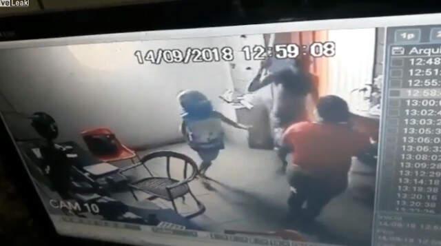 Brezilya'da 1'i Çocuk 2 Soyguncunun, Esnafı Soyduğu Anlar Güvenlik Kamerasına Yansıdı