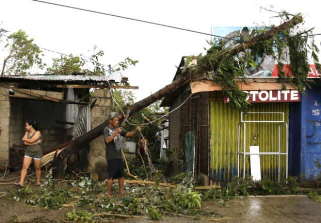 Filipinler'de Tayfun Dehşeti! Uçak Havada Beşik Gibi Sallandı