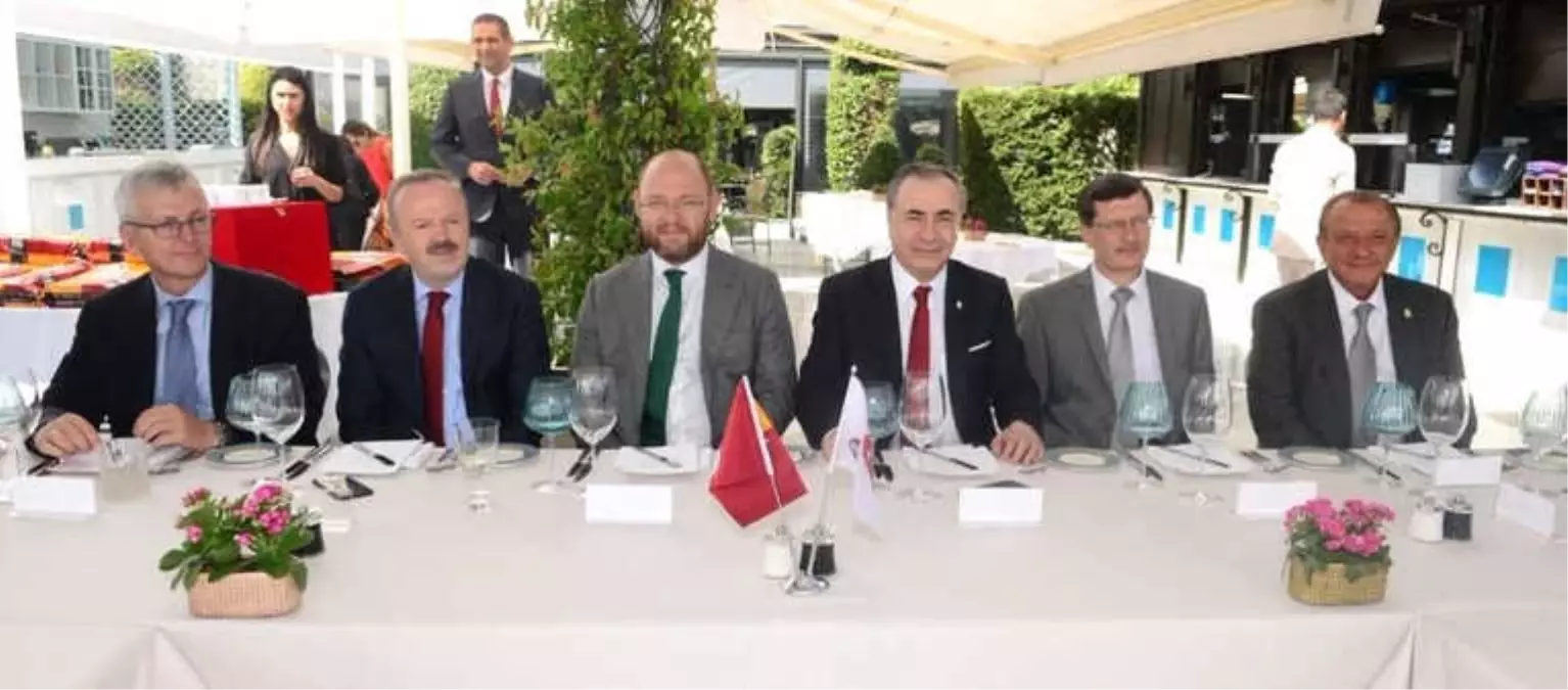 Galatasaray ile Lokomotiv Moskova Yöneticileri Yemekte Bir Araya Geldi
