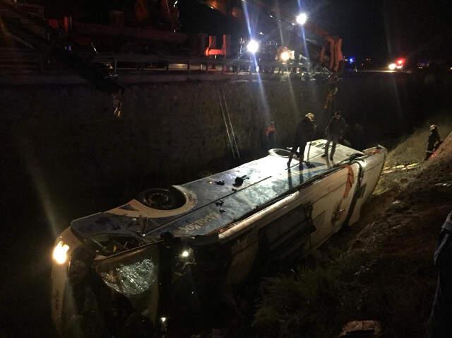 Son Dakika! Afyonkarahisar'da Otobüs Su Kanalına Devrildi: 7 Ölü, 25 Yaralı
