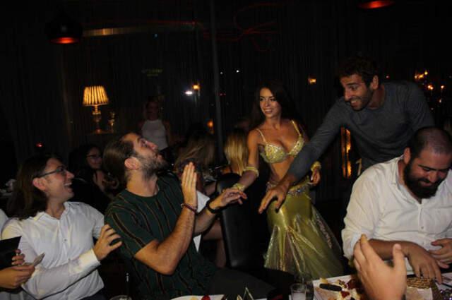 Survivor Şampiyonu Ogeday Girişken, Dansözle Göbek Atarak Para Taktı
