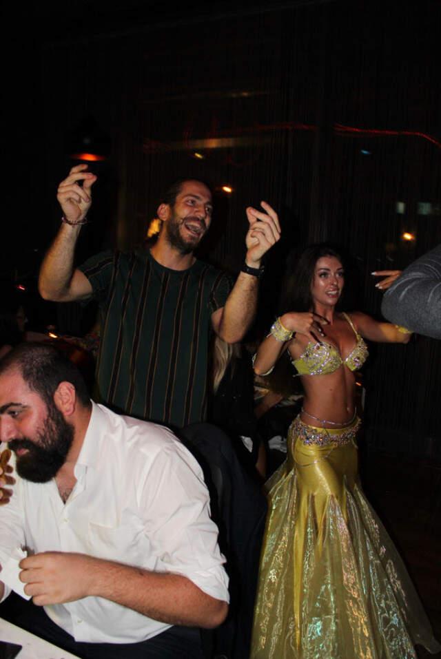 Survivor Şampiyonu Ogeday Girişken, Dansözle Göbek Atarak Para Taktı