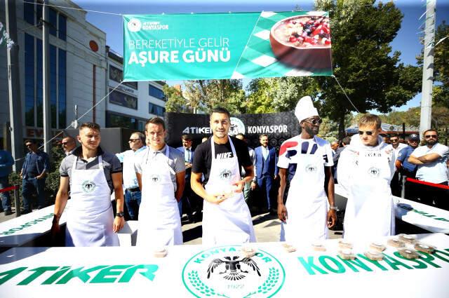 Atiker Konyasporlu Futbolcular Aşure Dağıttı