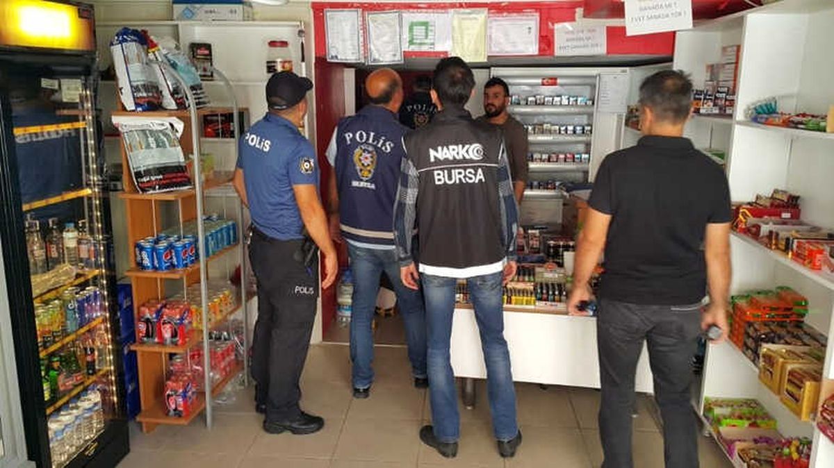 Bursa Polisi Okul Çevrelerindeki Kıraathane ve Kafeleri Kıskaca Aldı