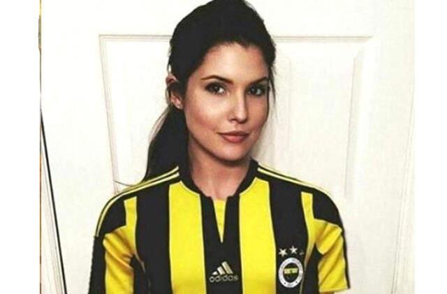 Fenerbahçe Formasıyla Fotoğraf Paylaşan Amanda Cerny, Türkiye'ye Geliyor
