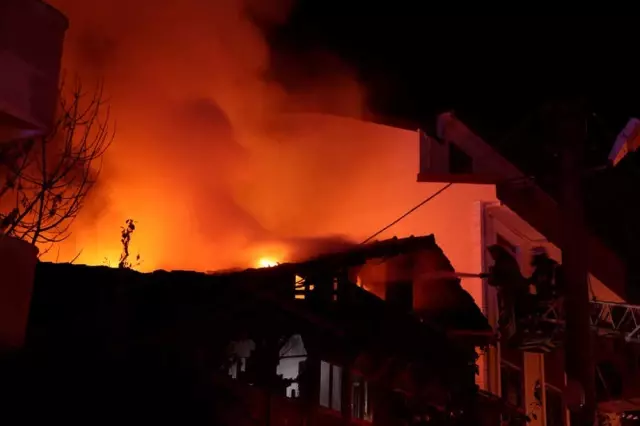 Güncelleme - Kocaeli'de Suriyeli Ailenin Evinde Yangın: 2 Ölü, 3 Yaralı Güncelleme - Kocaeli'de Suriyeli Ailenin Evinde Yangın: 2 Ölü, 3 Yaralı