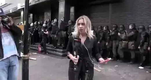 Kadın Muhabir, Canlı Yayında Öfkeli Grubun Saldırısına Uğradı Kadın Muhabir, Canlı Yayında Öfkeli Grubun Saldırısına Uğradı