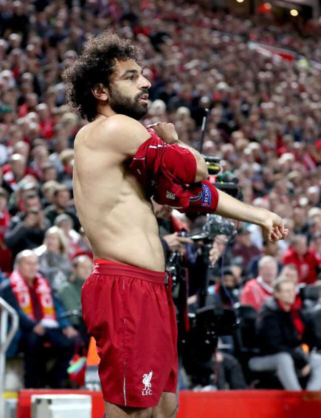 Liverpool'un Yıldızı Salah'ın Sakatlığı Formasını Çıkarmasıyla Görüntülendi