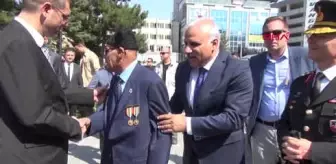 Mehmet Suat: Van Vali, Kore Gazisini Evinde Ziyaret Edip, Makam Aracıyla Törene Getirdi-1 Mehmet Suat: Van Vali, Kore Gazisini Evinde Ziyaret Edip, Makam Aracıyla Törene Getirdi-1