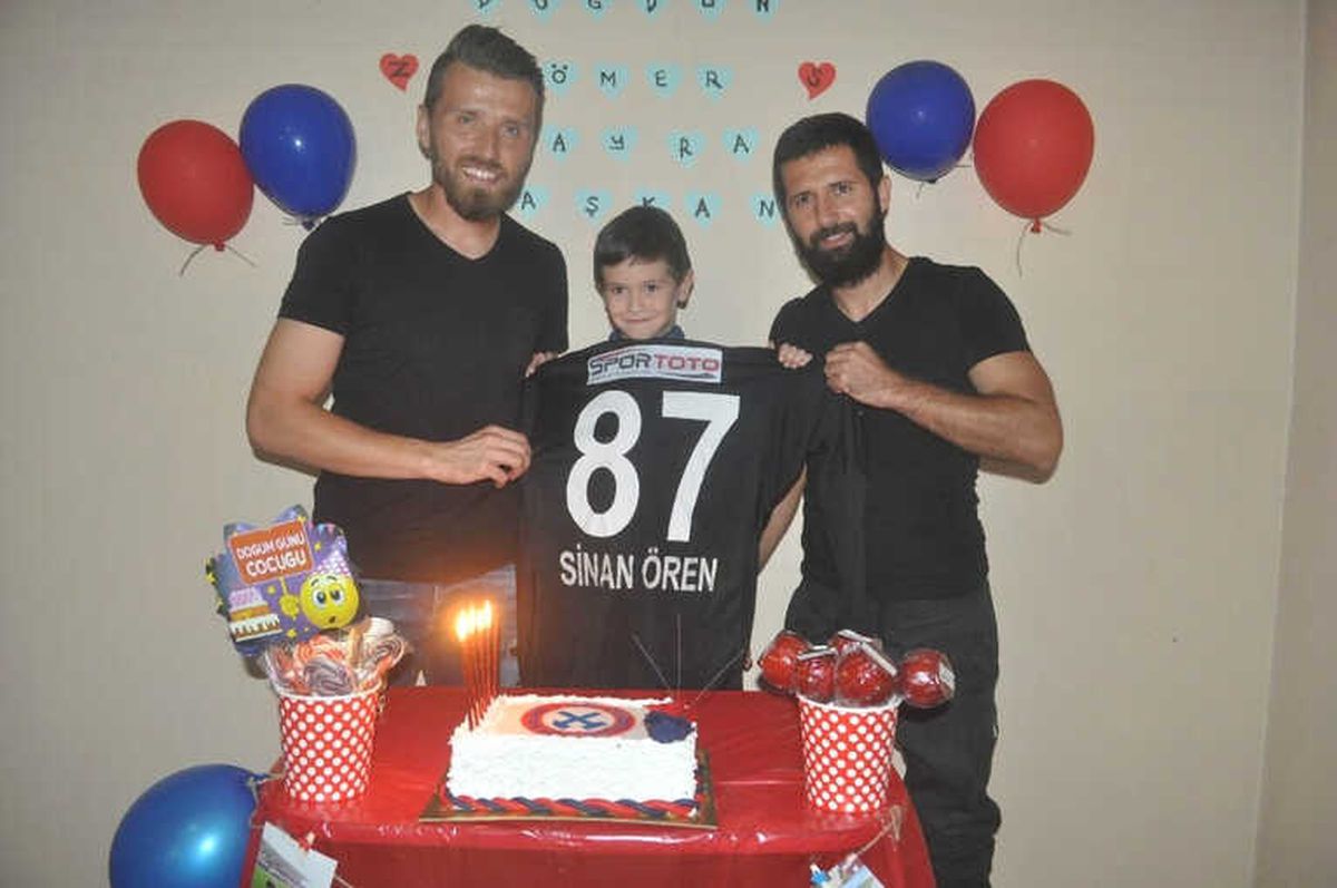 5 Yaşındaki Ömer Kayra Ayyıldız'a Tuttuğu Takımdan Doğum Günü Sürprizi